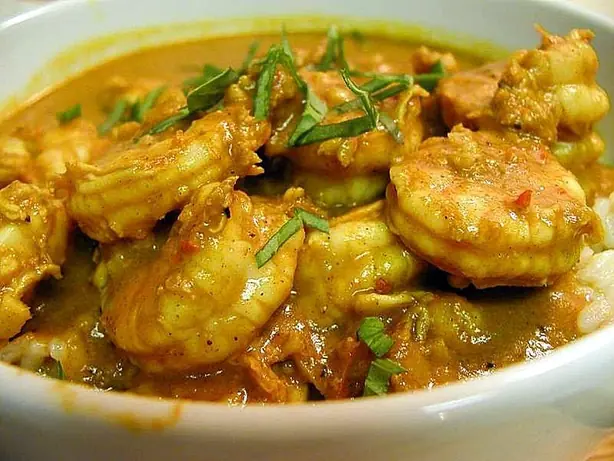 Foto von Würziges Garnelen-Curry mit Kokos und Tamarinde – fertig angerichtet