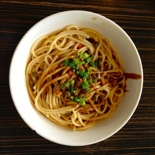 Foto von Wuhan Hot Dry Noodles (Reganmian) - Der Kult-Klassiker – fertig angerichtet