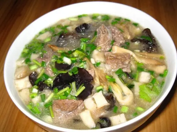 Foto von Xi'an Paomo (Lamm-Eintopf mit zerzupftem Brot) – fertig angerichtet