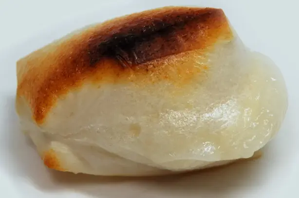 Foto von Yakimochi (Japanischer gegrillter Reiskuchen) – fertig angerichtet