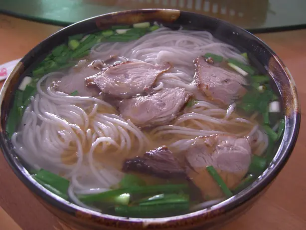 Foto von Yunnan Mixian Nudelsuppe (Xiaoguo Mixian) – Der würzige Klassiker aus dem Kupfertopf – fertig angerichtet