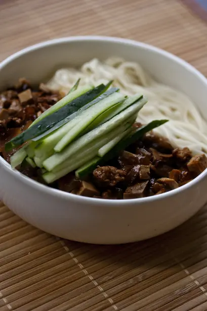 Foto von Zhajiangmian (Chinesische Nudeln mit gebratener Bohnensauce) – fertig angerichtet