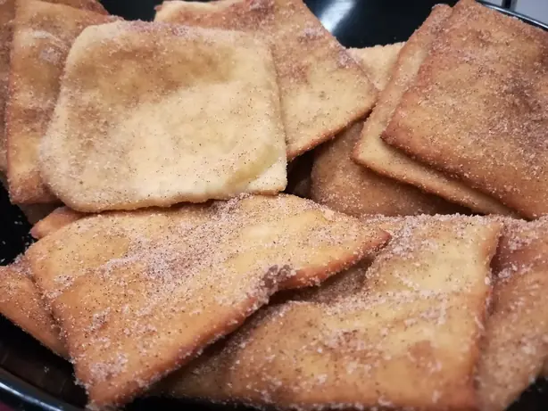Foto von Klassische Sopaipillas – fertig angerichtet