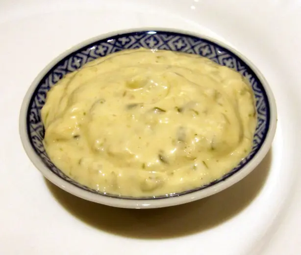 Foto von Klassische Sauce Tartare – fertig angerichtet