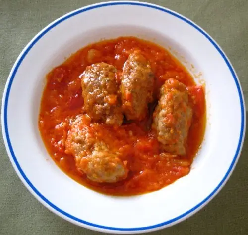 Foto von Soutzoukakia Smyrneika (Griechische Hackfleischröllchen in Tomatensauce) – fertig angerichtet