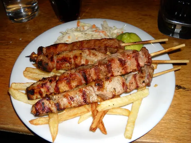 Foto von Klassisches griechisches Souvlaki – fertig angerichtet