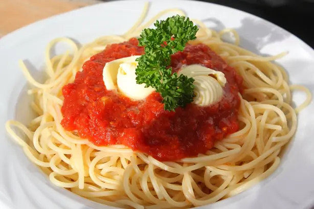 Foto von Klassische Pasta al pomodoro (Nudeln mit Tomatensauce) – fertig angerichtet