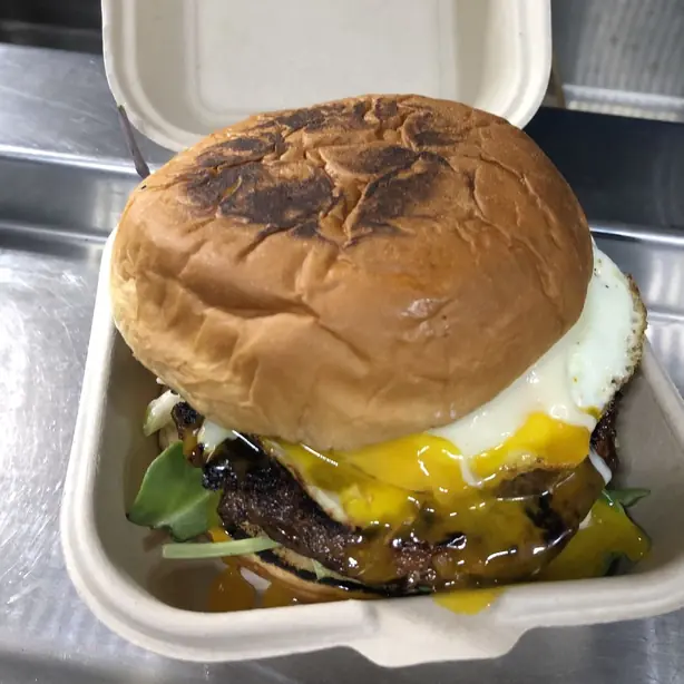 Foto von Filipino Chori Burger – fertig angerichtet