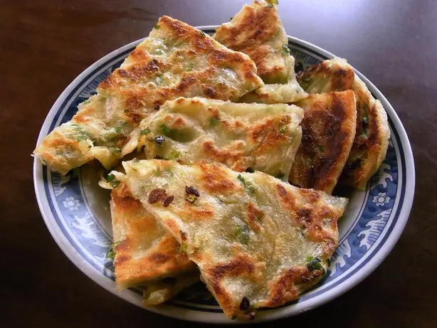 Foto von Chinesische Frühlingszwiebel-Pfannkuchen (Cóng Yóu Bǐng) – fertig angerichtet