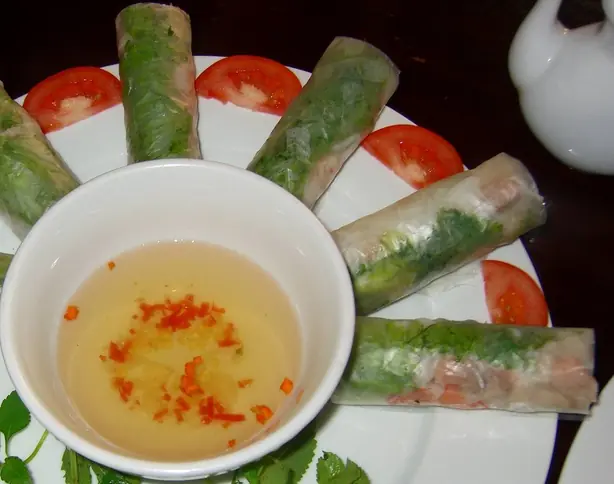 Foto von Knusprige Chinesische Frühlingsrollen (Chun Juan) – fertig angerichtet