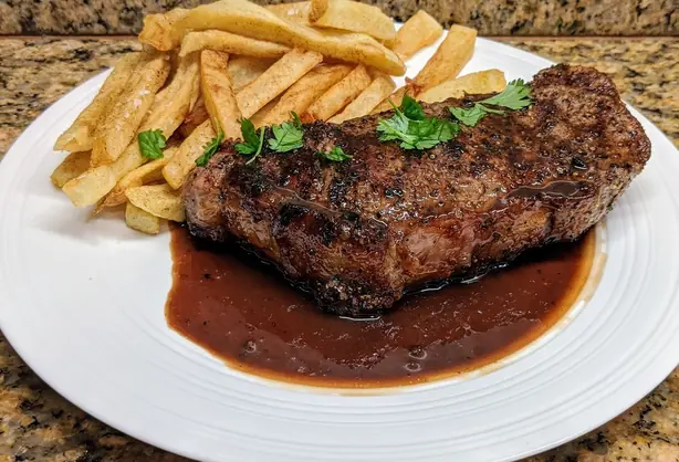 Foto von Klassische Sauce Bordelaise – fertig angerichtet
