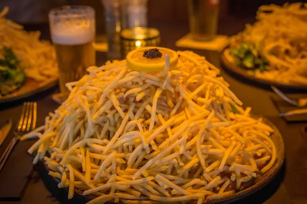 Foto von Belgisches Steppegras (Steak mit hauchdünnen Pommes frites) – fertig angerichtet