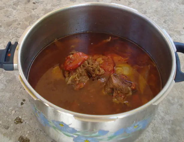 Foto von Griechisches Stifado (Herzhaftes Schmorgericht mit Perlzwiebeln) – fertig angerichtet