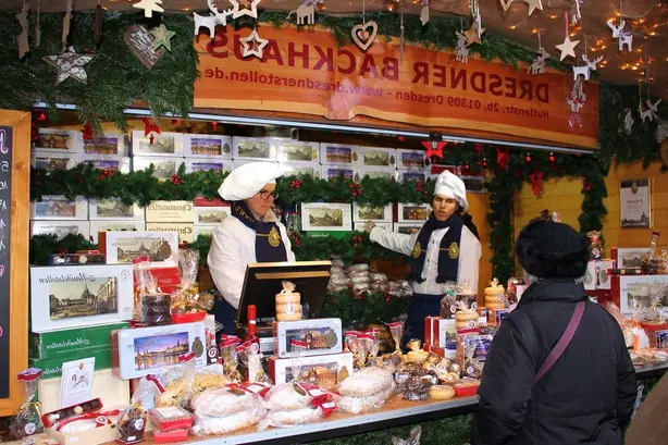 Stollenverkauf (Weihnachtsmarkt Dresden) – Foto: Frank Liebig (CC BY-SA 3.0 DE)
