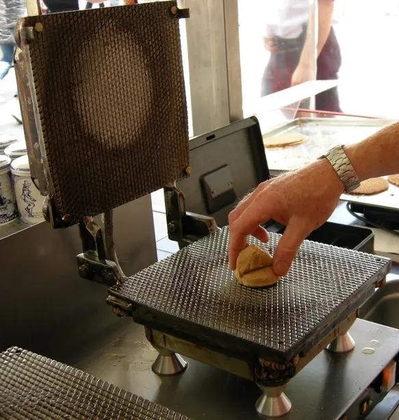 Foto von Holländische Stroopwafels (Sirupwaffeln) – fertig angerichtet