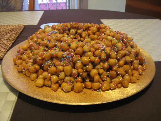 Foto von Struffoli (Neapolitanische Honigbällchen) – fertig angerichtet