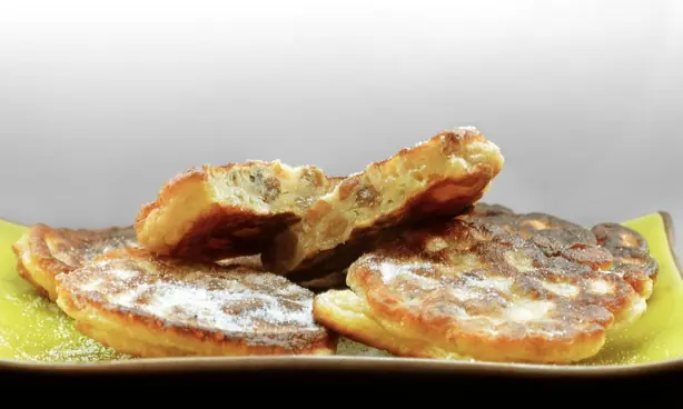 Foto von Münsterländer Struwen (Hefepfannkuchen mit Rosinen) – fertig angerichtet