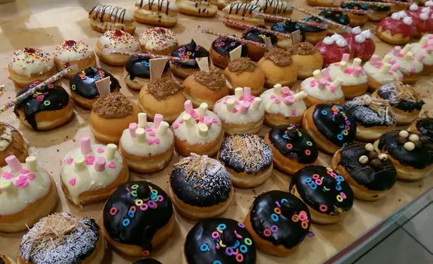 Sufganiyot at Jerusalem Central Bus station – Foto: Maor X (CC BY-SA 3.0)