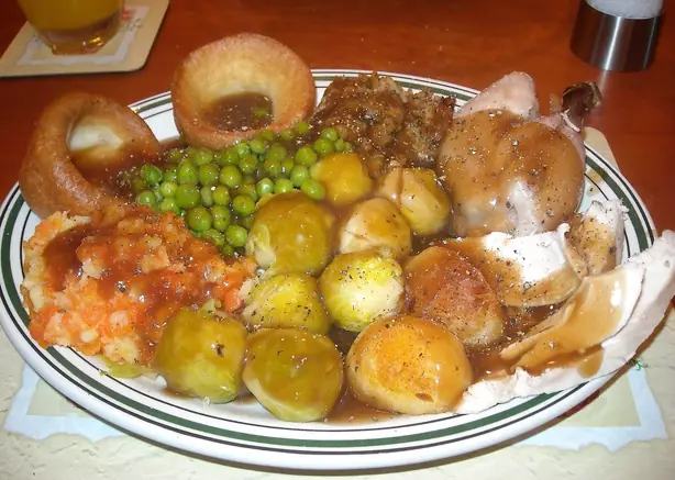 Foto von Traditioneller Britischer Sunday Roast (Rinderbraten) – fertig angerichtet