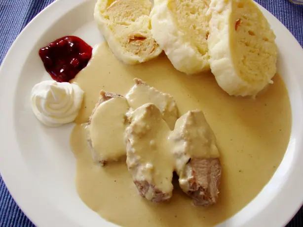 Foto von Svíčková na smetaně (Tschechischer Lendenbraten) – fertig angerichtet