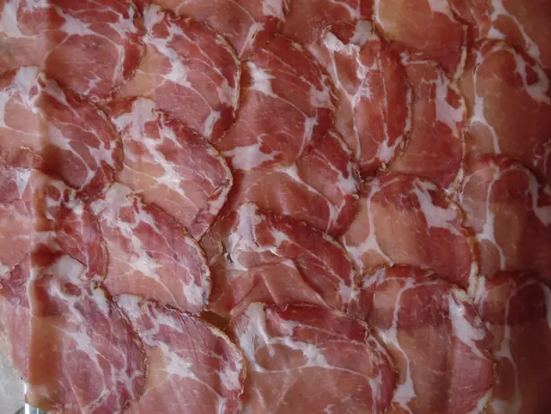 Foto von Capocollo di Calabria DOP – fertig angerichtet