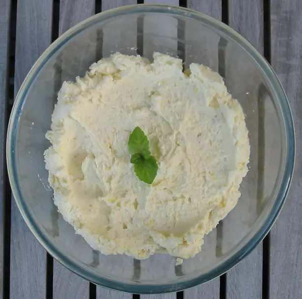 Foto von Klassischer Syllabub (Zitronen-Wein-Creme) – fertig angerichtet