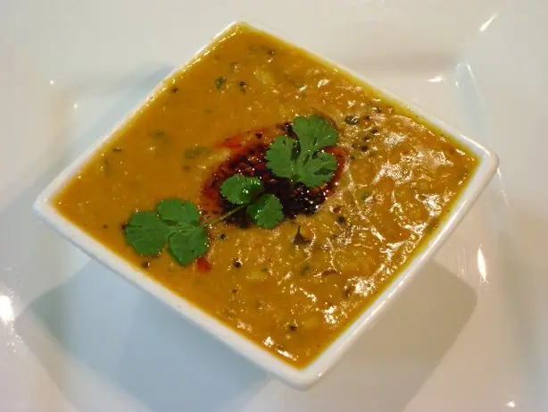 Foto von Klassisches Indisches Dal Tadka – fertig angerichtet