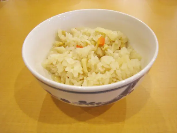 Foto von Takikomi Gohan – Japanischer Reistopf mit Saisongemüse – fertig angerichtet