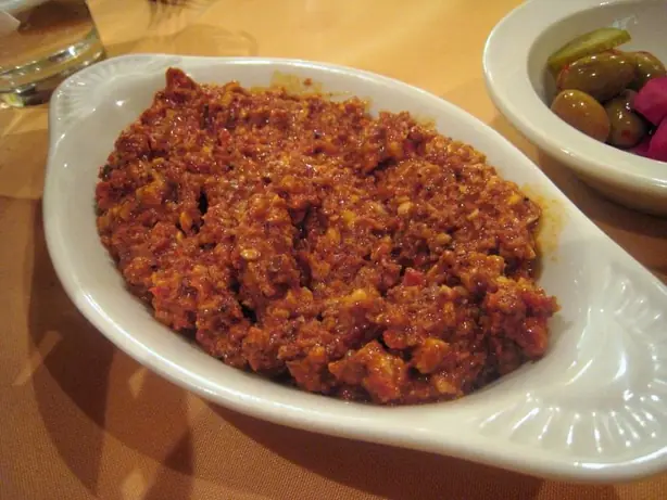 Foto von Muhammara (Syrischer Walnuss-Paprika-Dip) – fertig angerichtet