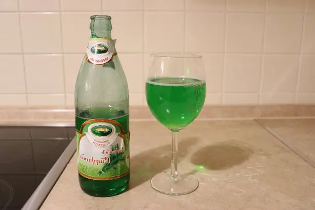 Foto von Tarchuna (Georgische Estragon-Limonade) – fertig angerichtet