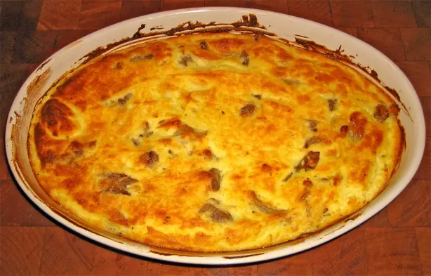 Foto von Tavë Elbasani (Albanischer Lammauflauf mit Joghurt) – fertig angerichtet