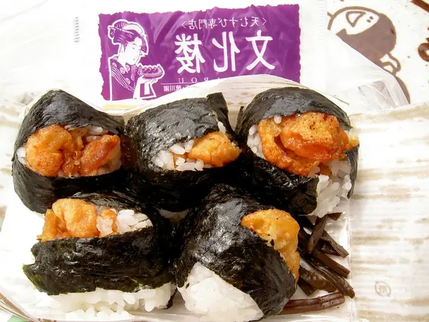 Foto von Tenmusu (Garnelen-Tempura-Onigiri) – fertig angerichtet