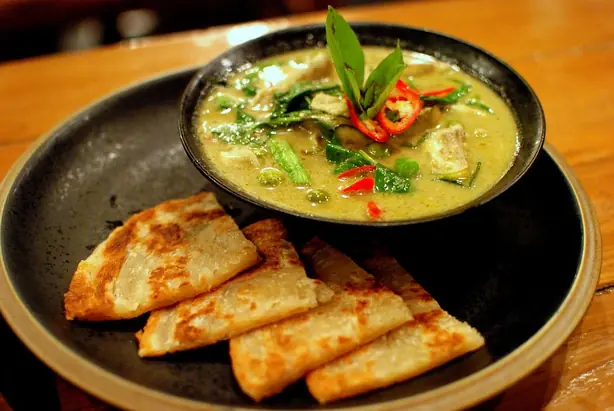 Foto von Authentisches Thailändisches Grünes Curry (Kaeng Khiao Wan) – fertig angerichtet