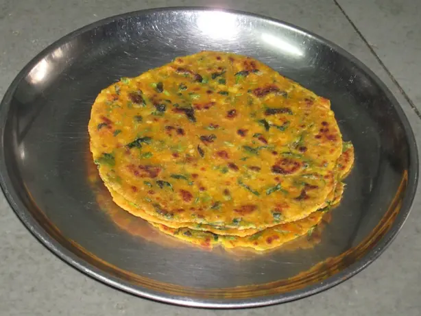 Foto von Gujarati Methi Dhebra – fertig angerichtet