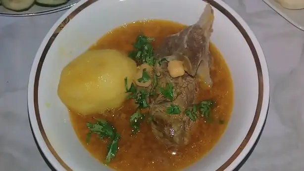 Foto von Bozbash (Traditioneller Lamm-Eintopf) – fertig angerichtet