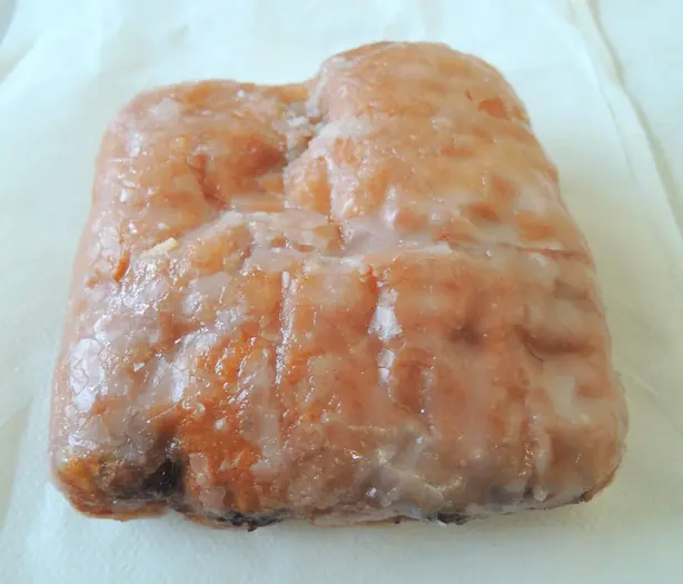 Foto von Kanadischer Dutchie (Glasierter Rosinen-Hefe-Donut) – fertig angerichtet