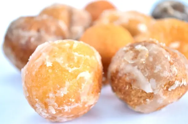 Foto von Klassische Donut-Löcher (Doughnut Holes) – fertig angerichtet