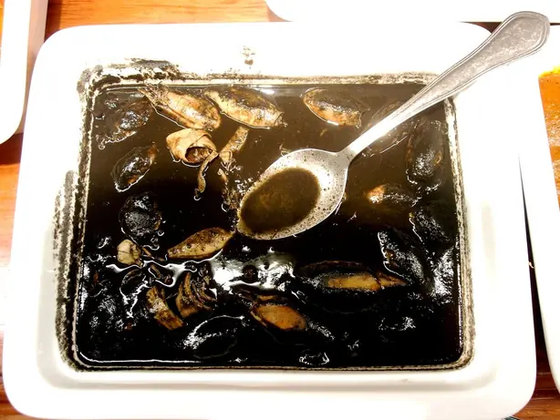 Foto von Baskische Chipirones en su Tinta – fertig angerichtet