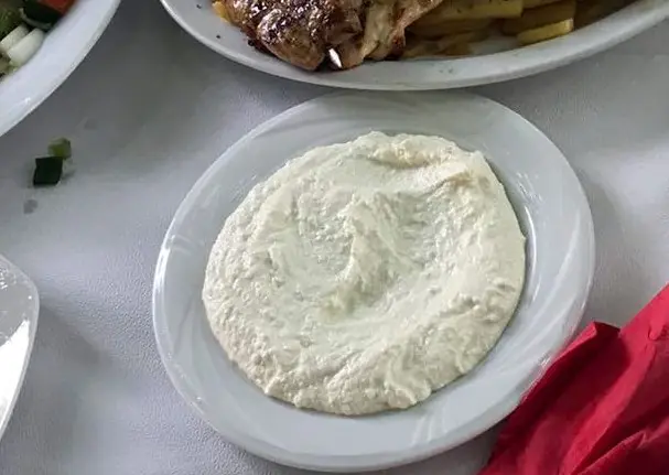 Foto von Tirosalata – Griechischer Feta-Dip – fertig angerichtet