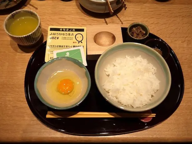 Foto von Tamago kake gohan (Japanischer Reis mit Ei) – fertig angerichtet