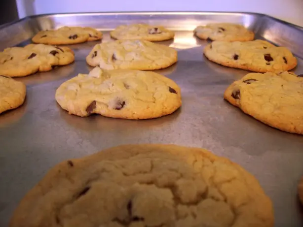 Foto von Klassische Chocolate Chip Cookies (Toll House Style) – fertig angerichtet