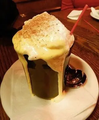 Foto von Klassischer Eggnog (Eierpunsch) – fertig angerichtet