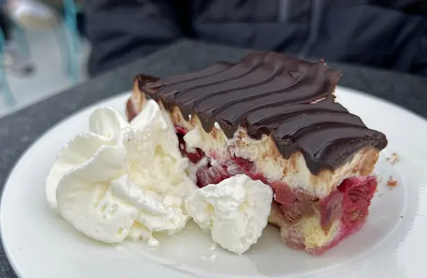 Foto von Klassische Donauwelle (Schneewittchenkuchen) – fertig angerichtet