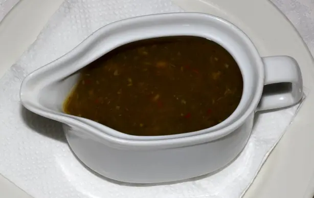 Foto von Tkemali (Georgische Kirschpflaumensauce) – fertig angerichtet
