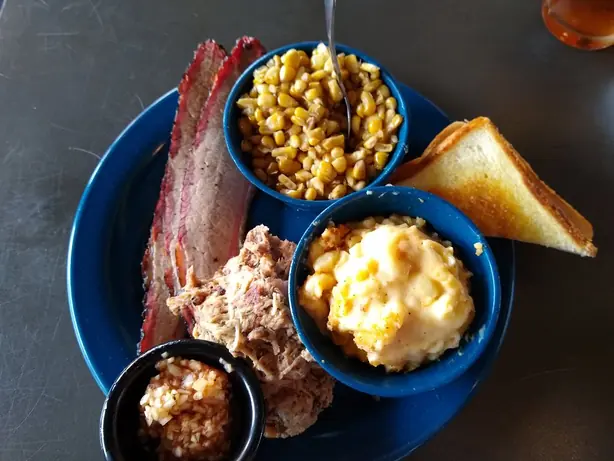 Foto von Klassisches US-Barbecue Pulled Pork – fertig angerichtet