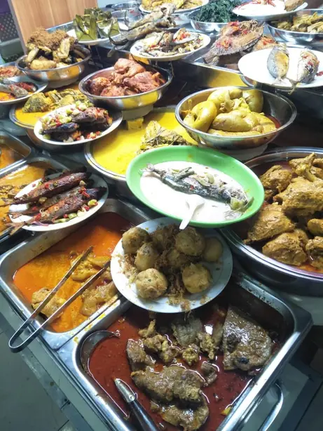 Traditional Padangnese Foods – Foto: Fitri Penyalai (CC BY-SA 4.0)