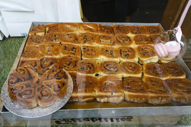Foto von Klassische Chelsea Buns – fertig angerichtet