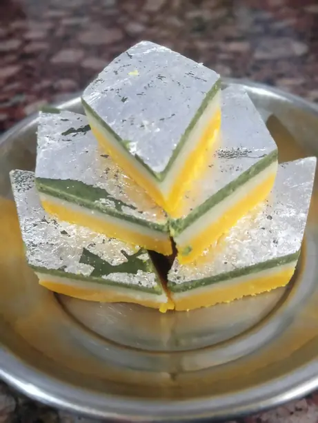 Tri - colour Kaju Barfi – Foto: अम्बिका साव (CC BY-SA 4.0)