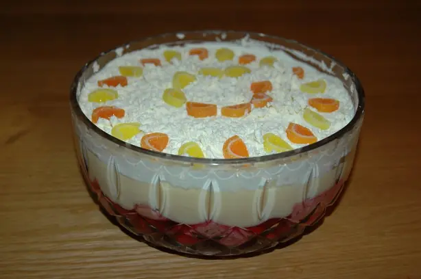 Foto von Klassischer Englischer Trifle – fertig angerichtet