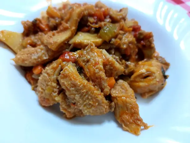 Foto von Traditionelle Florentiner Kutteln (Trippa alla fiorentina) – fertig angerichtet